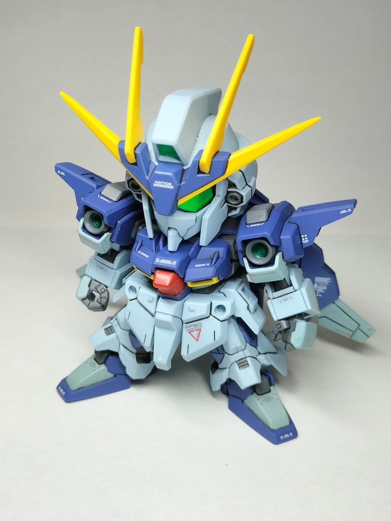 前回のビルドストライクに引き続きビルド系のSDです。ヒロイックなカラーから打って変わってロービジなカラーリングが渋いです。