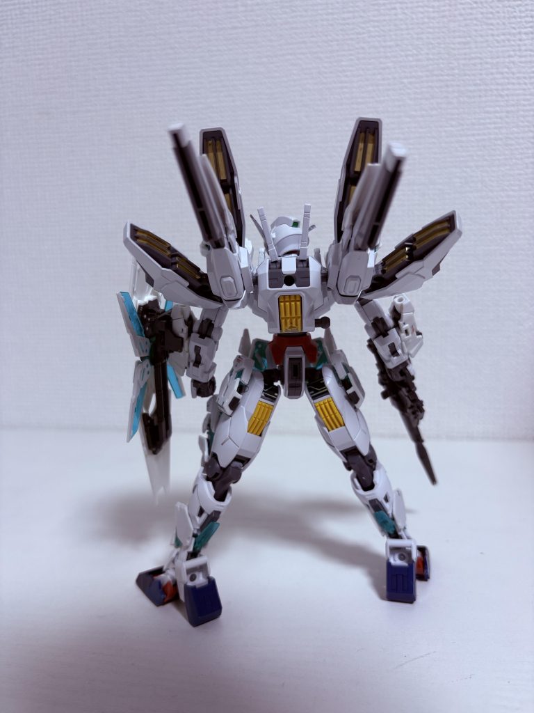 背面バックパックにはキャリバーンのロッドライフルからブースターを追加。腰周りはスカスカに見えますが、後述の装備をつけるために開けております。