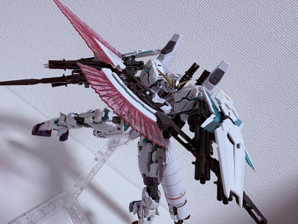 簡単なポーズです!…シールドの保持力があまりないので、動かしすぎるとポロッと落ちます。ここら辺がいい感じに取れる限界です