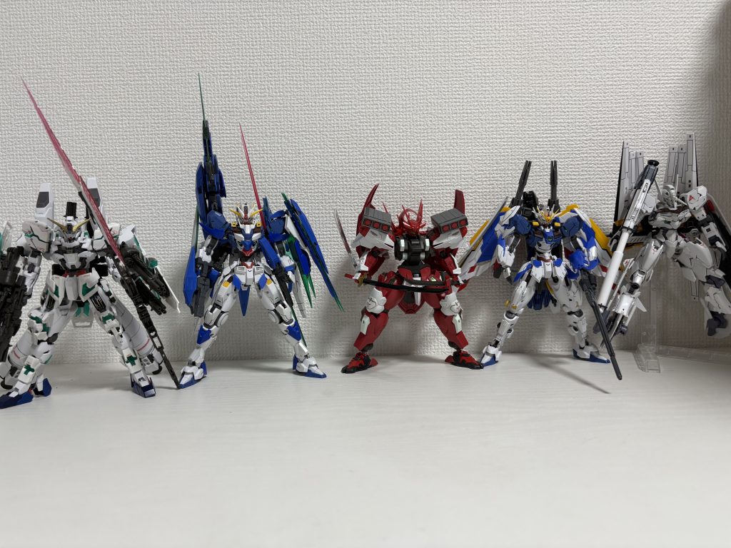 最後にこれまで作ってきた水星の魔女ミキシング機体ズラっと! それぞれの機体に思い入れがあって、ルブリスは足、全体のバランスはエアリアルEW、肩は戦国ダリルバルデ、武装はエアリアルクアンタ、パックパックは今回のキャリバーン サイコフレーム機が好きです…^^ 作ってみたい機体はとりあえず作成出来ました。これで次に進める…。進むのかは置いといて、今回もご観覧ありがとうございました!個人的にはキャリバーン要素もユニコーン要素も上手くくっつけられたと思います!良ければ次回もお願いします!