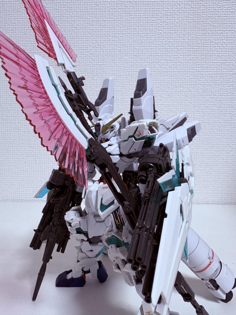 …とここまでかっこいいかっこいいと連呼していたのですが、今回は結構反省点が多いです。①足の変形ギミックをオミット泣く泣くです。構造が複雑すぎて上手く組み合わせられませんでした泣②接着剤の白化がダサい見えずらかったかもしれませんが、膝の見える部分のサイコフレームに接着剤のよく分からない白化が起きました。悲しい。③プロペラントタンクの切断ミス切断して短いプロペラントタンクを作ったのですが、隙間が空いてしまいました。正直これが一番悲しい。いつか技術と2機体の店在庫が安定すればリベンジしたいですね…ユニコーン自体は好きすぎるので絶対リベンジします。ミキシングは疲れるからね…