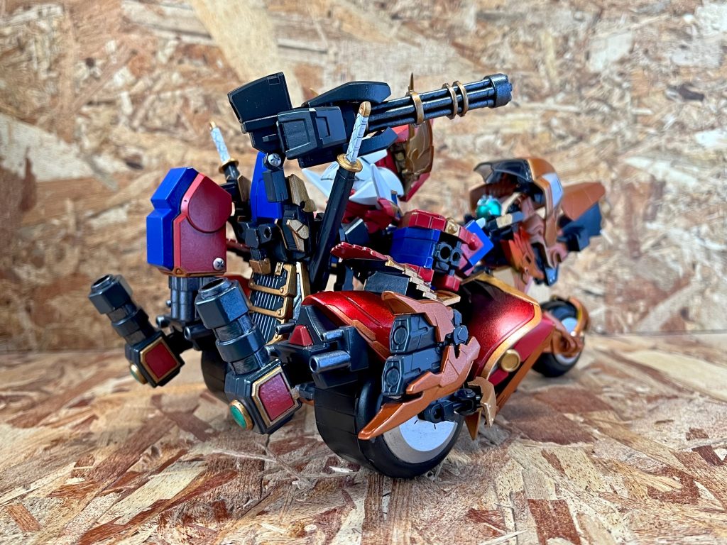 ZZにメガライダーという組み合わせは、GジェネプラモやSDガンダムフルカラーの影響が大きいです。特攻服の意匠をもつサイドアーマーが、ここに来て効果を発揮します。