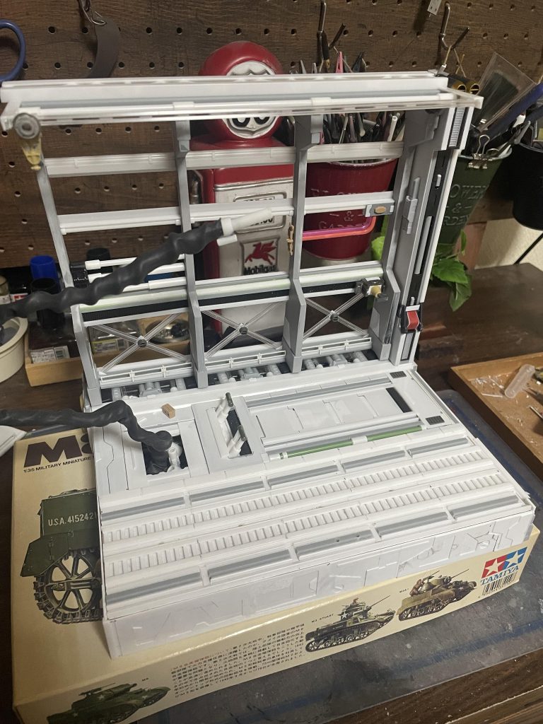 台座製作サイズ感としてはもう少し大きめにした方が良かったです。1/100としてはちょい狭いですかね。