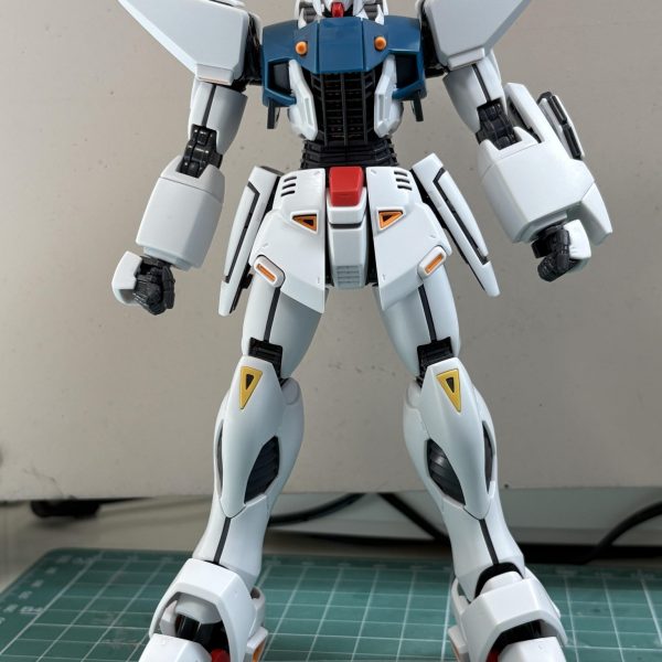 お久しぶりですやっと涼しくなって来ましたね🙂只今、MG F91ver2.0 をちまちまと制作しておりますとりあえず、面出し　モールド彫り直し　C面処理をしながら仮組まで終わりました50%近くがABSなので分解、組み立てに気を使いますね😅フォーミュラ系を作ると逆シャア系と並べたくなります😁　大きさが違いすぎてスケール感がバグりますねw（3枚目）