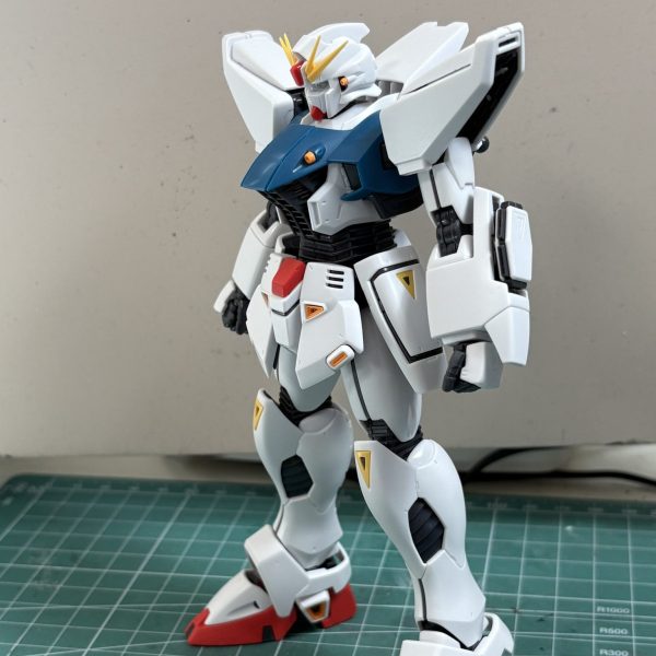 お久しぶりですやっと涼しくなって来ましたね🙂只今、MG F91ver2.0 をちまちまと制作しておりますとりあえず、面出し　モールド彫り直し　C面処理をしながら仮組まで終わりました50%近くがABSなので分解、組み立てに気を使いますね😅フォーミュラ系を作ると逆シャア系と並べたくなります😁　大きさが違いすぎてスケール感がバグりますねw（1枚目）