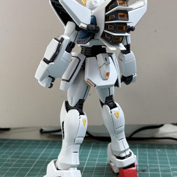 お久しぶりですやっと涼しくなって来ましたね🙂只今、MG F91ver2.0 をちまちまと制作しておりますとりあえず、面出し　モールド彫り直し　C面処理をしながら仮組まで終わりました50%近くがABSなので分解、組み立てに気を使いますね😅フォーミュラ系を作ると逆シャア系と並べたくなります😁　大きさが違いすぎてスケール感がバグりますねw（2枚目）