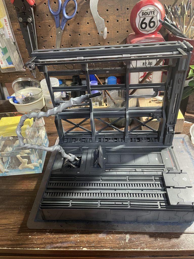 ただ…あまり大きく作ると置く場所が…ねぇ… 左側に見えてるのは子供の夏休みの自由研究。なんか貝殻をレジンで固めてるんだってさ。