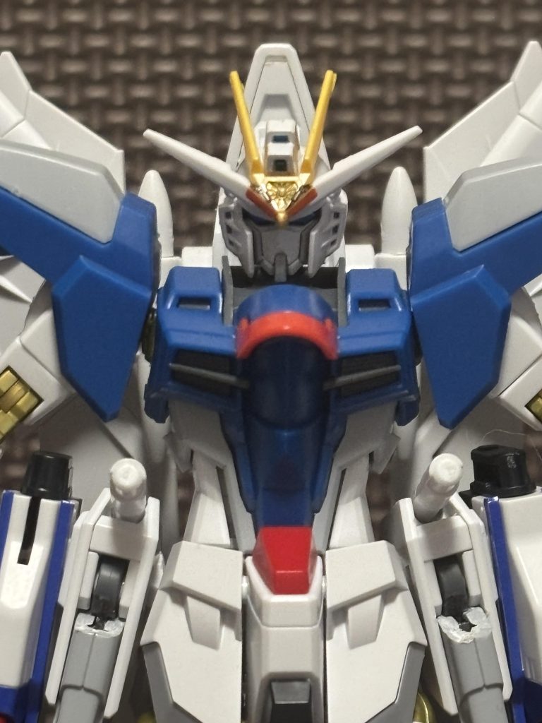 ストフリのアンテナを丁度良く切り込むとそのまま装備できて良い感じでした。