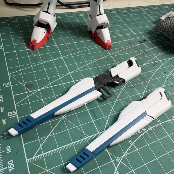 お久しぶりですやっと涼しくなって来ましたね🙂只今、MG F91ver2.0 をちまちまと制作しておりますとりあえず、面出し　モールド彫り直し　C面処理をしながら仮組まで終わりました50%近くがABSなので分解、組み立てに気を使いますね😅フォーミュラ系を作ると逆シャア系と並べたくなります😁　大きさが違いすぎてスケール感がバグりますねw（4枚目）