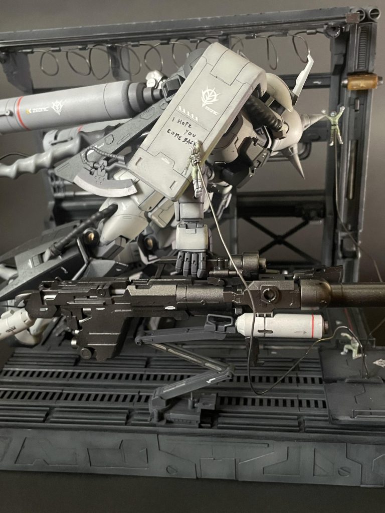 一人のクルーがなにやらメッセージを書いていますね。パイロットと親しい間柄なんでしょうか?