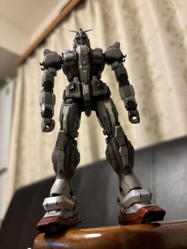 成形色に部分塗装、リアルタッチマーカーで汚しを入れています。武装やデカールはまだ貼っていないですが、これはこれでシンプルであらためて良い造形だなと感じました。