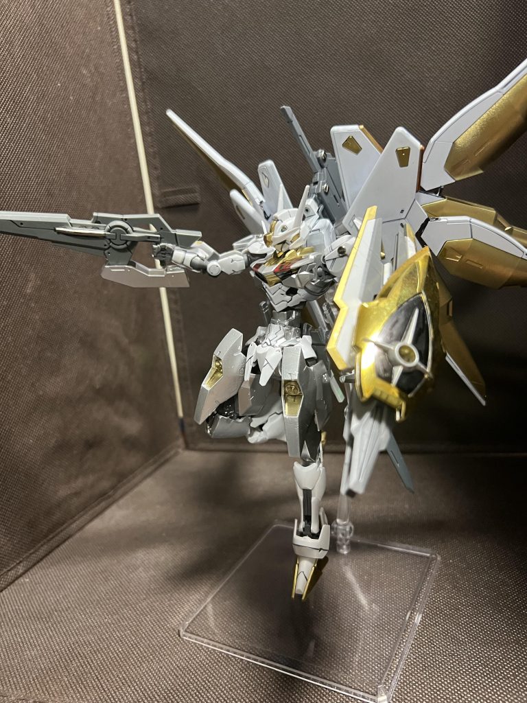 羽は近くのコンビニで買った旧MGのストフリから引用、太ももはルブリスソーンから取りました。　ガンプラ売ってたコンビニは何故か特売品机に何個か置いてるコンビニで、最近ではキメラがどーんと置いてました。、、、買いてー笑