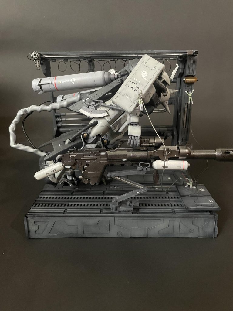 ザクはMGシャアザクですが足と腰アーマーはジャンクで見つけたジョニーライデン06Rの物をつけてS型と06Rのミキシングになってます。どことなくサンボル感あります。バズーカーはシナンジュのやつを流用。