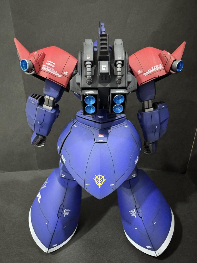 バックショット。EXAM搭載機=高機動という安直な思い付きから、ショルダーアーマーにビルダーズパーツのバーニア大きい方をベタ付けしました。その他、スジボリをちょいちょい足しています。
