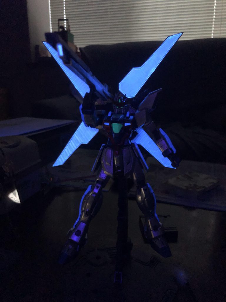 ちゃっかり蛍光塗料も使用しています。過去に作ったガンダムXより上手く塗れた気がする。