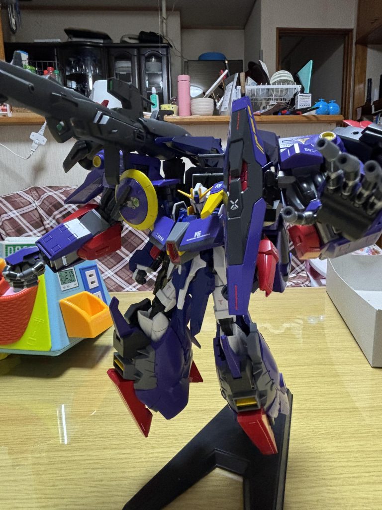 上半身はティファエウス、下半身はナラティブA装備から拝借背中にハイメガカノン肩のレドームとシールドを前に可動させ背中のブースターをサイコⅡの肩につけています。