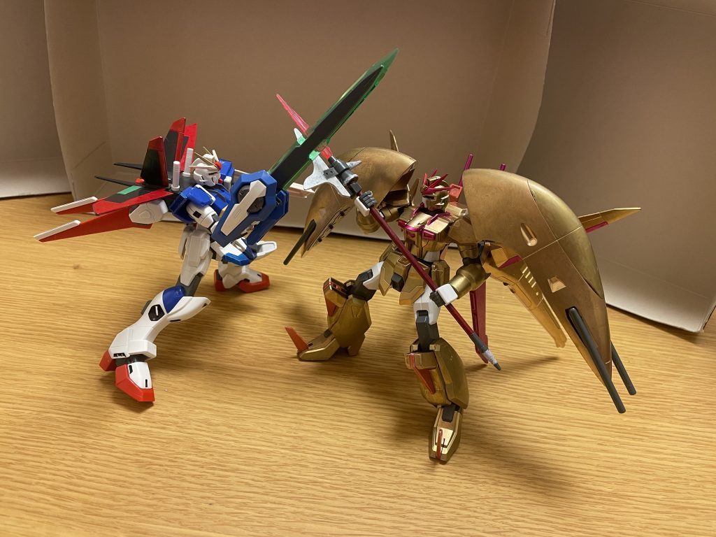 総合的な戦闘能力本機は、ビームランスなどの多彩な格闘武器を駆使した一撃離脱戦法や接近戦、ビームライフルによる中距離射撃戦、多彩なビーム兵器や実体兵器による長距離砲撃と制圧戦、シン・アスカ自身が本領とする高機動戦、それとは真逆の防御力を生かした肉を切らせて骨を断つ戦法、これらの多彩な特徴と手持ち武装を駆使した変幻自在な攻防戦を得意とする。プロトタイプの「パイロットの生命力を吸収し、エネルギーに変換し、驚異的な戦闘能力を引き出す」という欠点の克服に加えて、DG細胞を植え付けられて憎悪と精神力を研ぎ澄ませ、原作よりも遥かに強さを増したシン・アスカが乗る事で、危険性を完全に克服した上で、本機の真価を発揮できる。本機の驚異的なスペックと特殊能力、そしてシンの操縦技術も相まって、ストライクフリーダムガンダム、インフィニットジャスティスガンダム、デスティニーガンダムなどの高性能MSを遥かに凌駕し、フォースインパルスガンダムエクストリームとも互角以上に渡り合える最強クラスの戦闘能力を発揮する。