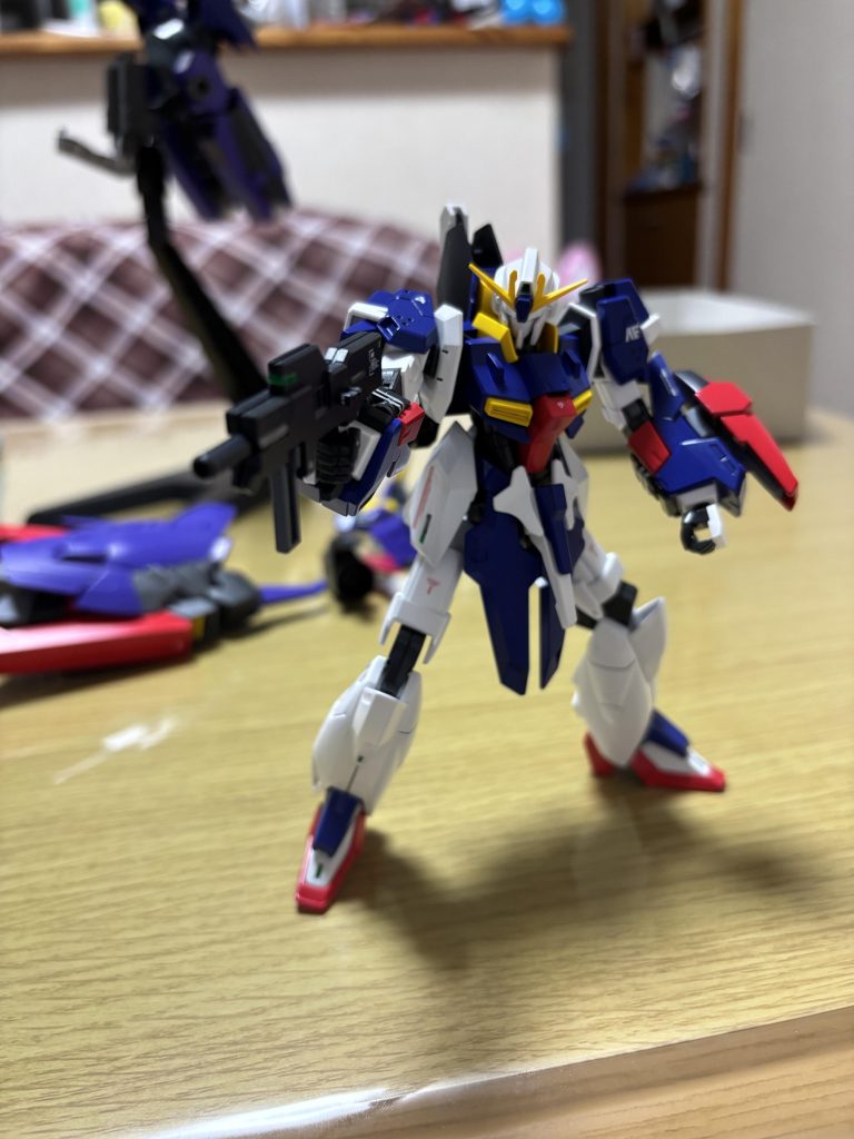 装備はビームマシンガンシールドビームサーベル取り回しの良さがコンセプト肩に3ミリ穴を用意しているので3ミリピン装備なら色々つきます