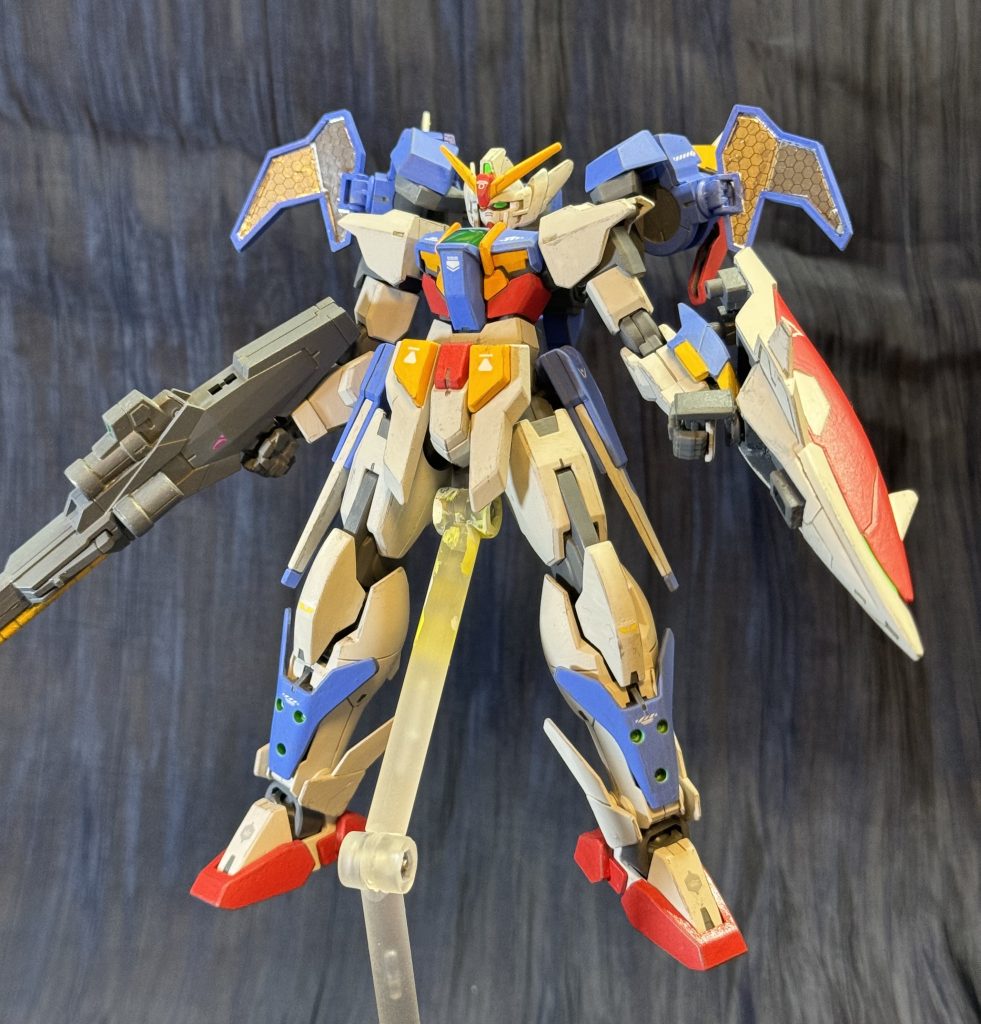 で、行き着いた答えがこれです。取っておいて良かったSDガンダムエックスのリフレクターのシール。ちょっとシワっちゃってますが。肩アーマーの裏側に貼り付けてサテライトシステムだよって事にしました。