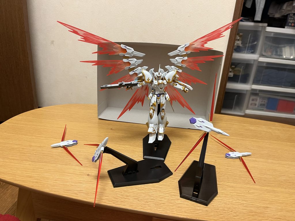 武装フラッグシップたる本機は、運動性と電子戦能力に特化しており、この特性を補うべく、ブラックナイトスコードのMSに共通する無人化した兵器の遠隔操作に加えて、後述の大型ドラグーン「ジグラート」の遠隔操作によって艦隊相当の火力を運用でき、後述する本体のドラグーン・システムと併せて、驚異的にして無数と言えるほどの弾幕を展開可能としている。決闘用の近接特化型のシヴァ、近接寄りの万能バランス型のルドラと比較して、多彩な射撃武装が充実しており、カルラ本体のみでシヴァとルドラを大きく凌駕する火力と攻撃性能を有する。OWC-M1R1/F 高エネルギービームライフル×1ルドラと同型のビームライフル。OWC-QZ18 対モビルスーツ強化刀×2ルドラの「OWC-QZ200 対モビルスーツ重斬刀」を小型化させたような対艦刀。2本装備しており、小型で取り回しが良くなった為、主に二刀流にて使用される。非使用時はサイドスカートにマウントされる。OWC-Z199 超高インパルス砲 アドゥロ・オンジ×1胸部に搭載されている大口径の高出力ビーム砲。普段は胸部の装甲で覆われており、使用時は装甲を展開して砲口を露出させる。その構造上、隠し武器としての運用が可能で、近接戦の最中でも不意打ち気味に超至近距離で砲撃できる。ストライクフリーダムの「MGX-2235 カリドゥス複相ビーム砲」を参考に、砲口へのガードを追加したものと思われる。ガントレット×2両腕に装備された複合装備であり、盾のような手甲に、それぞれ実体クローとビームシールド発生装置を内蔵している。ビームマントを持たない本機にとって、唯一の防御用装備も兼ねており、このガントレット自体も実体シールドを有する為、ビームサーベルやレールガンの直撃にも耐えられるだけの耐久性を備えている。OTS-303 ビームシールド アムルタートガントレットに内蔵されたビームシールド発生装置。ビームシールド発生装置としては、大出力ビームの接射、大量ミサイルの直撃なども防ぎ切るなど、高い防御力を有する。また、ビームシールドと併用している為、総合的な防御性能も非常に高く、シヴァの「ロック・シールド スヴァローグ」と遜色ないレベル(防御面積は小さいものの、両腕に装備されており、取り回しでは本装備の方が優れている)。OWC-M17 ロック・クロウ モルスス・モルティスガントレット先端に搭載された2本の実体クロー。ストライクフリーダムの「MX2200 ビームシールド」を参考に、近接格闘能力を付加したもの。OTOS-815/J サハスラブジャウイングユニットに搭載されている8基の遠隔操作兵器(ドラグーンシステム)。後述のジグラートとは違い、基本操縦を担当しているオルフェが本装備を遠隔操作する。端末1基につき4門のビーム砲を装備し、合計32門も有し、端末の左右から一対のビームカッターが展開可能で、特攻格闘兵器としても使用できる。その動作性能は凄まじく、ヴォワチュール・リュミエール稼働中のデスティニーをも捉える動作性能を持つストライクフリーダムのスーパードラグーンをも更に圧倒するほどに高い。稼働時間も比較的長く、定期的に本機にマウントし直す回数も少なくなっている。極めつけとして、このドラグーン自体にも、小型レヴィテーターを搭載されている為、重力下でも使用可能となっており、ドラグーンシステムとしての総合性能は非常に高い。AMO-01 ジグラート自立機動兵装ジグラート全長:132.80m重量:1034.06tカルラ最大の特徴であり、機首中央をくり抜いたステルス爆撃機のような形状をした随伴式の大型ドラグーンであり、ミーティアのような追加武装プラットフォームに分類される。この3機は、「A (Audrey:オードリー)」「B (Brigitte:ブリジット)」「C (Claudia:クラウディア)」というコールサインにより区別されている。火器管制を担当するイングリットの遠隔操作によって、この複数のジグラートによる全方位攻撃を可能とする。MSサイズを搭載できるほどのサイズを誇り、その実態は「大火力を備えた超巨大な機動兵装ポッドまたは小型戦艦」とも言える代物。大型故に一般的なドラグーンに比べ運動性能は大きく劣るが、その巨大さからサブフライトシステムとして推進剤やエネルギーの浪費を防ぐ事も視野に入れられている関係上、戦艦に必要最低限とされる機動力は備わっており、(IF版限定で)重力下でも飛行可能となっている。さらには同じ核動力機の追加武装プラットフォームであるミーティアと比べて、ドッキングせず独立した運用が可能となっている。後述の武装を活かして、障害物に隠れながらの火力支援を行う事で、大型故の被弾リスクを丸ごと回避できる。大型ゆえの取り回しの悪さを克服しつつ、「大小問わない目標へ断続的に飽和火力を叩き込み続けられること」が可能な点で全般的に勝っており、砲撃においてはミーティアの完全上位互換ともいえる性能を誇る。ただし、ミーティアとは異なり近接装備の類は一切搭載されていない。OWC-Z454S 超高インパルス砲 ザナハリィ機体中央(くり抜かれた機首部分)に内蔵された大口径ビーム砲。ゲシュマイディッヒ・パンツァーに類する技術によって、高出力ビームを偏向することができる。OWC-G8D1 高エネルギー複列ビーム砲 ニヌルタ劇中未使用なため名称以外は詳細不明。OWC-M31 40mm連装対空ビーム機銃対空攻撃を必要とする状況に陥らなかったため劇中未使用。CIWSにビームを用いているのは非常に珍しい。空対艦ミサイル ハルワタートVLS各所に発射管が備えられた対艦ミサイル。3連装発射管が両舷側部に10基ずつ、4連装発射管が両舷上面に8基ずつ存在し、その砲門数は計124門にも及ぶ。参考として、ミーティアのミサイル発射管は計77門、アークエンジェルのミサイル発射管は計40門であり、ジグラートのミサイル総火力は群を抜いている。VLSの名の通り、ミサイルは垂直方向に発射された後、火器管制システムにより定められた対象に向かって飛行するため、大きな障害物であれば迂回するようにコースを指定できる他、誘導性能も非常に高く、ヴォワチュール・リュミエール稼働状態のストライクフリーダム弐式でさえ一瞬でも足が止まれば捉える事ができる。