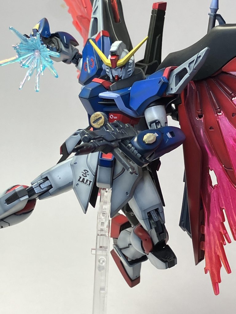 塗装は黒下地に上塗りより明度を下げた色でグラデーションをハッキリと出し、その上から上塗り色で馴染む様にグラデーション仕上げとしています。クリアパーツには#1000のパールパウダー吹いています。それによってギラつき感がよく出たなと思っています。SEED DESTINY本編での悪役感(悪役ではなく主人公なんですが‥)を出せたかと思っております。ご観覧ありがとうございました。