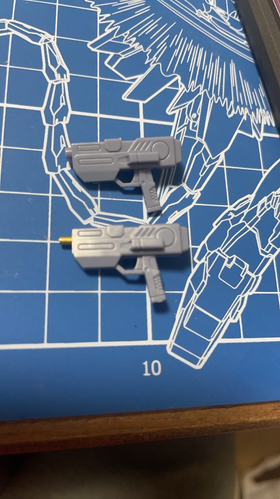 ピストルの銃口を、真鍮線に改造。