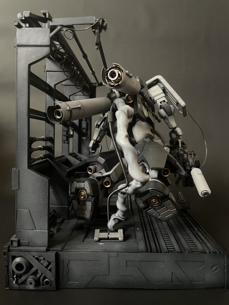 後ろから。建築用の番線を2本くらいネジネジまとめたものに熱収縮チューブをかぶせてエネルギーケーブルにしています。土台と機体が繋がっているはここだけですが、それなりにガッシリしています。