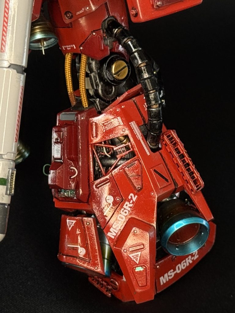 高機動型の脚部カバーはジョニーザクのシンボルですね。大型バーニアが、これでもか!と目立ちます。