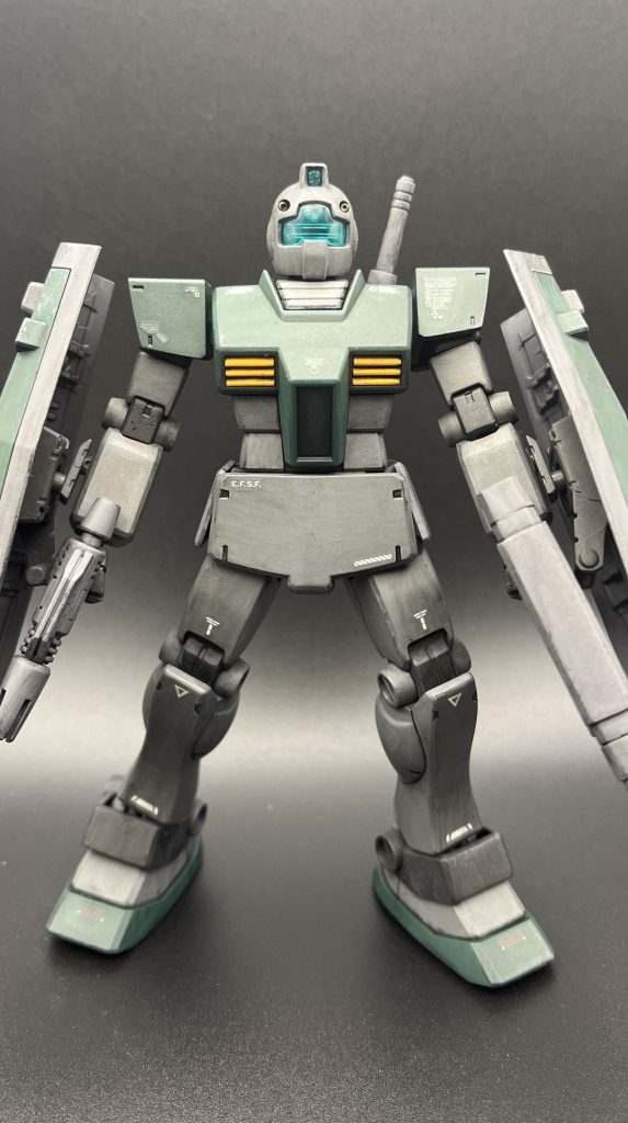 【正面写真】スジ彫り等のディテールアップはせず、合わせ目消し、塗装、デカールワーク、ウェザリングの工程で制作しました。今回ウェザリングカラーでパーツが破断する事故が起きてしまいました。粘性が低いので、塗装していない面に流れ出てしまい…という感じで起きたようです。幸いジャンクパーツに予備があったので助かりましたが(gundam-kao5)－－－－－－－－－－－－－－－－－－－－－－－－－【配色】メインカラー1:Mr.カラー C383 暗緑色(川西系)メインカラー2:Mr.カラー C602 佐世保海軍工廠標準色サブカラー:Mr.カラー C109 キャラクターイエロー関節等:C521 テーアシュバルツRAL9021バルカン:H79 サンディイエローウェポン、バーニア部:ガイアノーツ メカサフ ヘヴィ塗装→デカール貼付→デカール上にクリア塗布→神ヤス高番手で磨き→つや消しトップコート→タミヤスミ入れ塗料ブラックでスミ入れ→Mr.ウェザリングカラーマルチブラックで汚し－－－－－－－－－－－－－－－－－－－－－－－－－