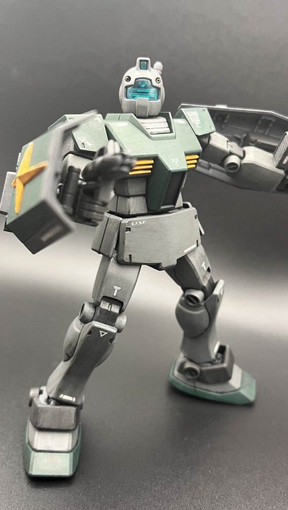 自分の中では1作目との比較の意味合いも強かったので、基本に忠実に、自分が今どれくらいの作品を作れるのかということを念頭に制作していました。合わせ目がうまく消せなかった部分は溶きパテを盛ってヤスったり、頭部センサーのクリアパーツも後ハメにしたりと、シンプル居ずベストといった感じです。デカールの量も少なめに。変更点と言えば、首のジョイントパーツを関節技ダブルボールジョイントに変えています。コンマ0何mm程度だけ高くなってますが正直あんまり分かりません。どちらかというとポリキャップからプラスチックになったので、硬さ故に保持力がアップしました。