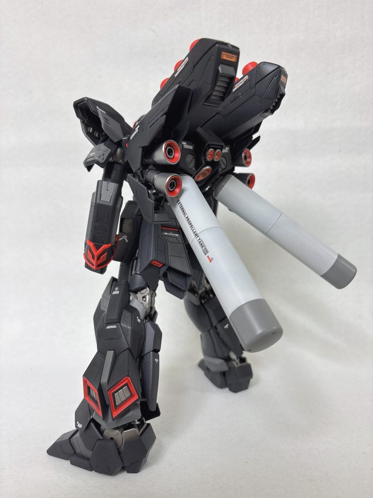 プロペラントタンクもサザビーのをそのまま使用。シナスタのプロペラントタンクも付けれましたが流石にくどいので省略。