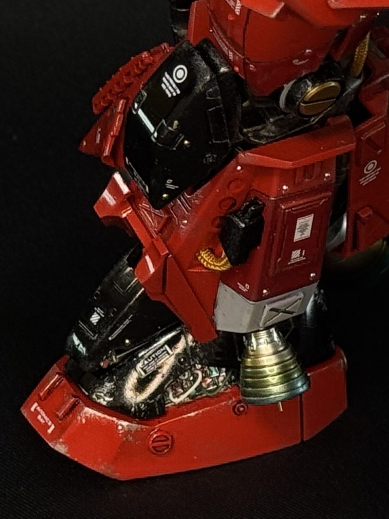 内側ねつま先部からは内部メカがチラリ。