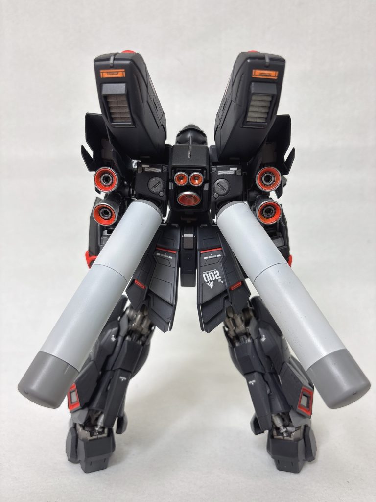 制作途中でファンネルつけたくなり色々考えた結果サザビーのバックパックを移植、バックパックサイドにスタインのスラスターを増設後ろ姿はマッチョになりましたが意外としっくりきたといいますか🙄