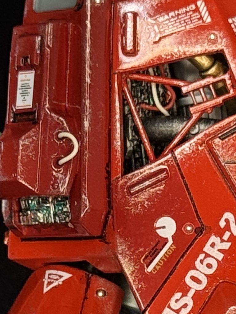 脚部から覗くチラリのメカ部です。