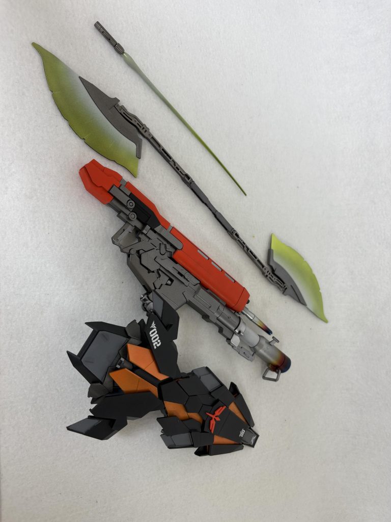 武器類はバズーカ、ライフルに焼き塗装シールドは背中の迫力に負けないようにアームドアーマーを増設。