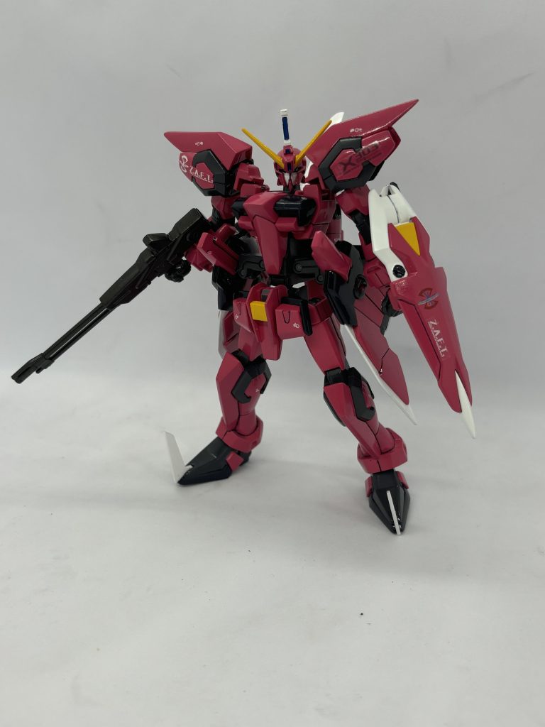 正面から使用カラーリング赤→ピンク+モンザレッド+マルーン(いずれもクレオス)ホワイト→クールホワイト黄色→RLM04イエロー関節等→ガンダムカラー ファントムグレー武装類→黒鉄色(クレオス)センサー等→メタリックブルー(クレオス)