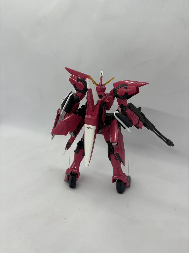 背面から個人的にピンクに近い赤を塗装するのが大変だった。