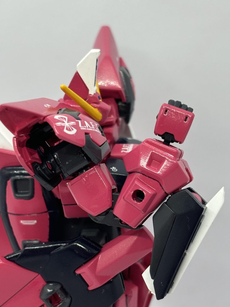 肩ブロックと肘、二の腕をAGE-1から拝借。これにより180度近く可動ができるように。手首はビルドハンズから