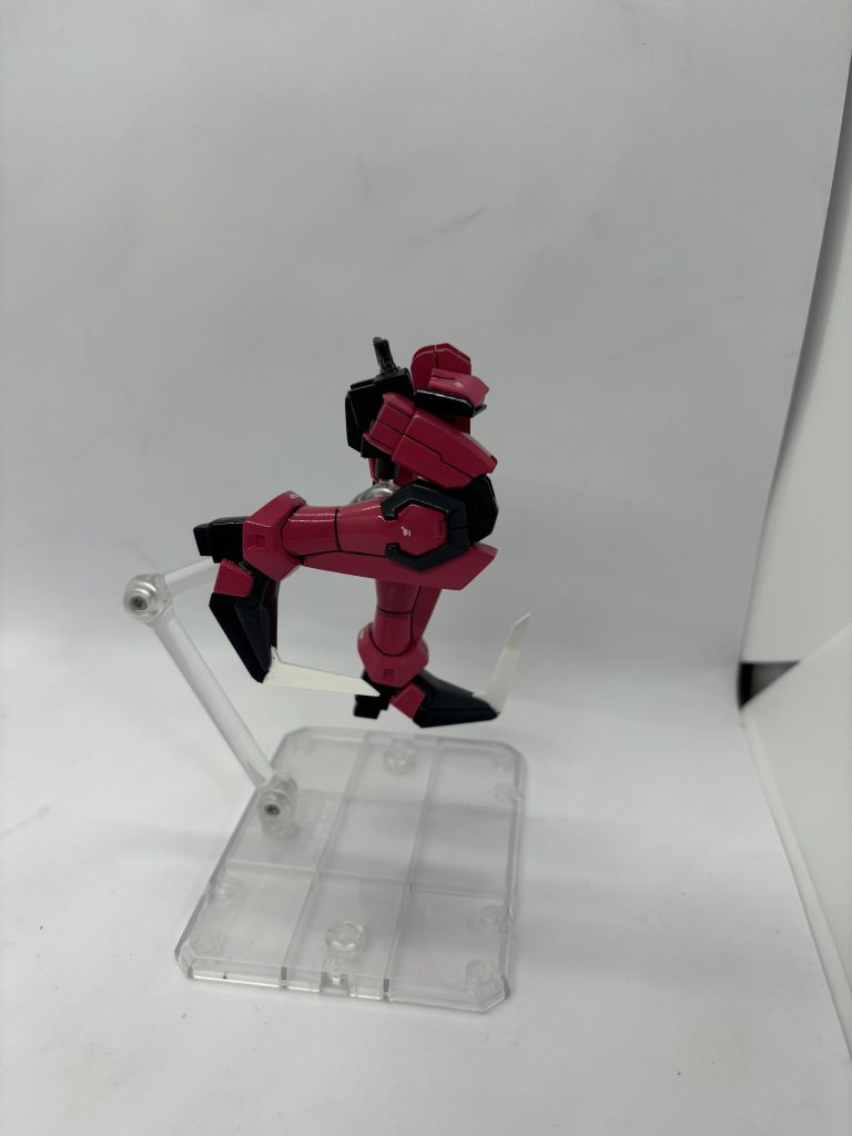 腰可動をさせるために軸を追加。フロントアーマーも独立可動できるようにしました。 膝と太ももはリバイブガンダムから拝借。これにより足の稼働がアップしたのですが上方向にはなかなか上がらず.....……………………