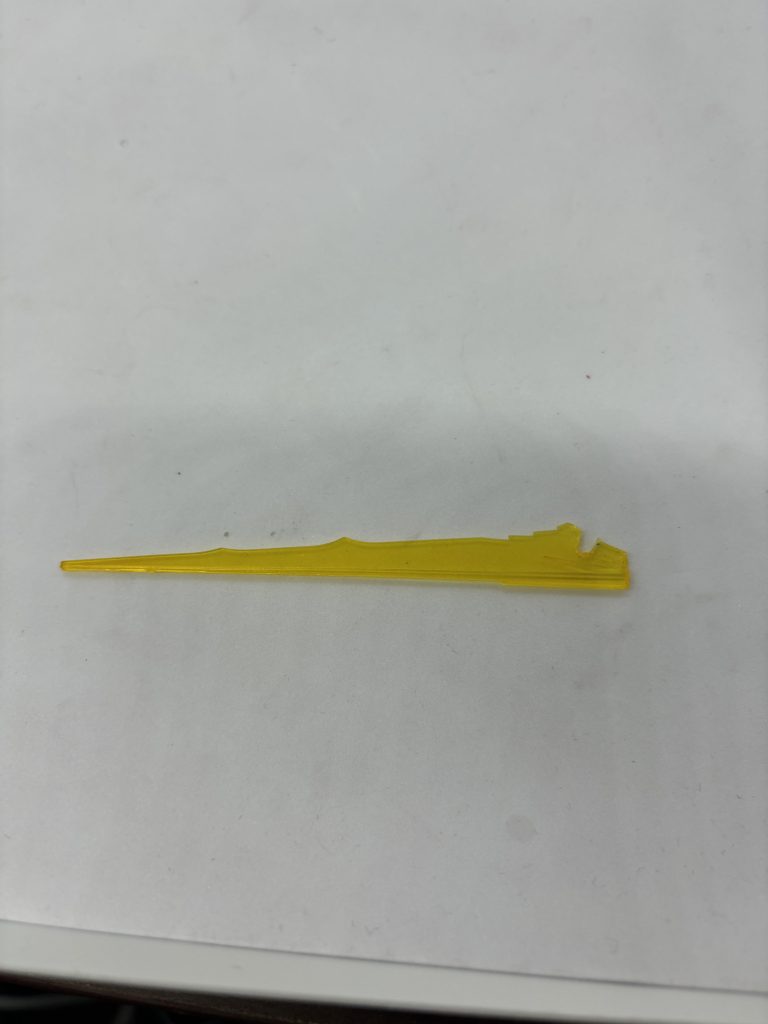 脚先のビームサーベルはひたすら削ってこのような形にしてイージス本体に取り付けられるように腕の方は単純に軸先を瞬間接着剤で太らせただけです。