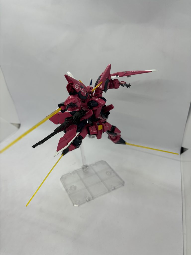 ビームサーベルで攻撃!HGには手足のサーベルは付属していないので、シナンジュのものを改造いたしました。それは後程。