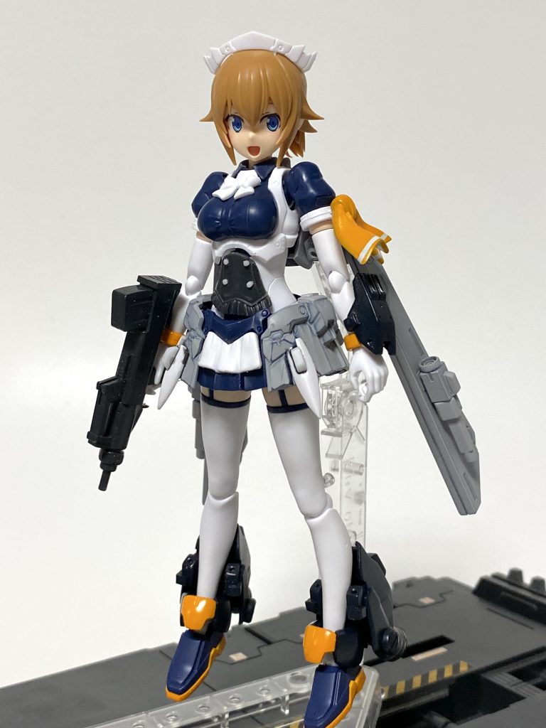 ふみな本体加工完了、一部塗装済み 手足は白もアリかと思いましたが、やはり青にしました。