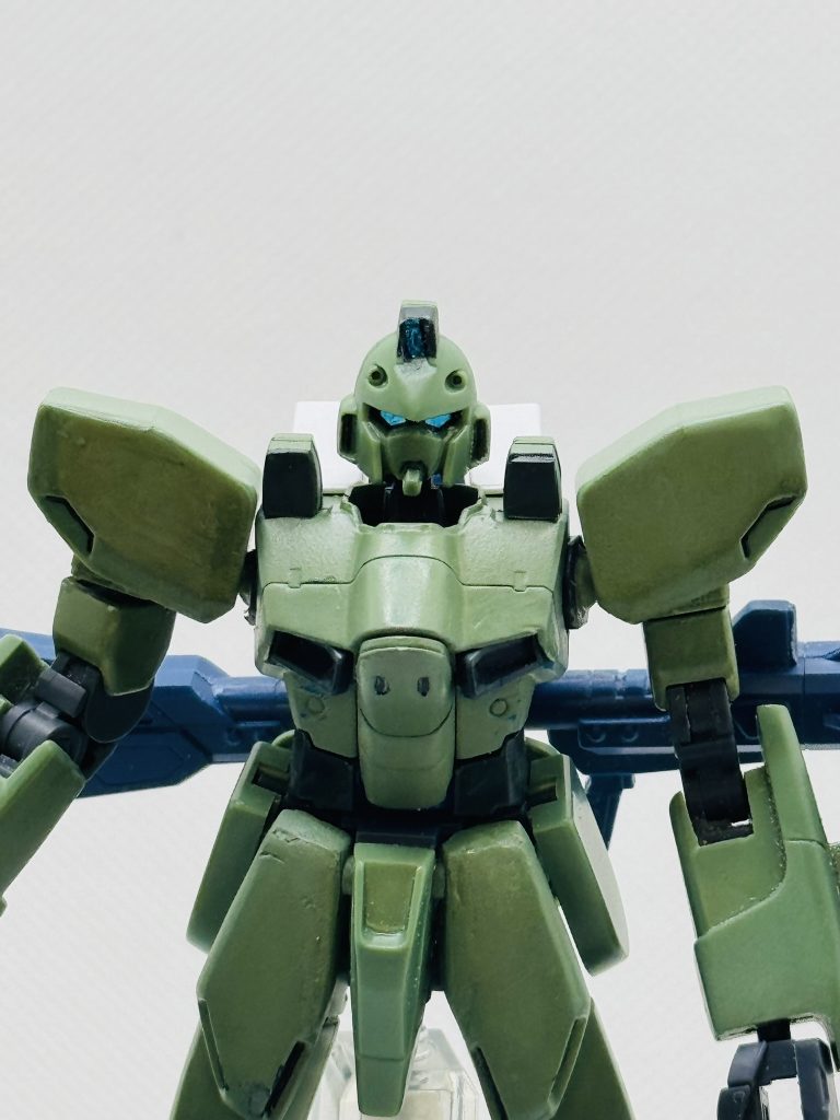 <上半身>ボディ、肩~二の腕にかけてはヴィクトリー。肩アーマーはガンイージのものですが、Vガンとの接続が難しく、Vガン側のパーツを削ったりプラ板足したりと、見えないところでちょっと難儀しました。前腕はガンイージのまま。関節部分をうまく削って差し込んでいます。胸のインテークはあえてのガンイージw