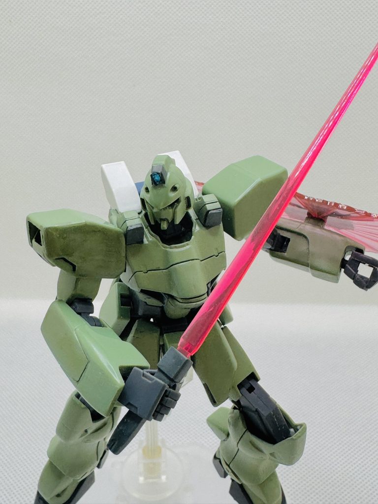 <下半身>足はほぼヴィクトリーのまま。あんまり見えませんが、かかとはガンイージっぽく突き出てます💦前アーマーはガンイージのままだと接続が難しかったので、Vガンのアーマーと組み合わせて使用。