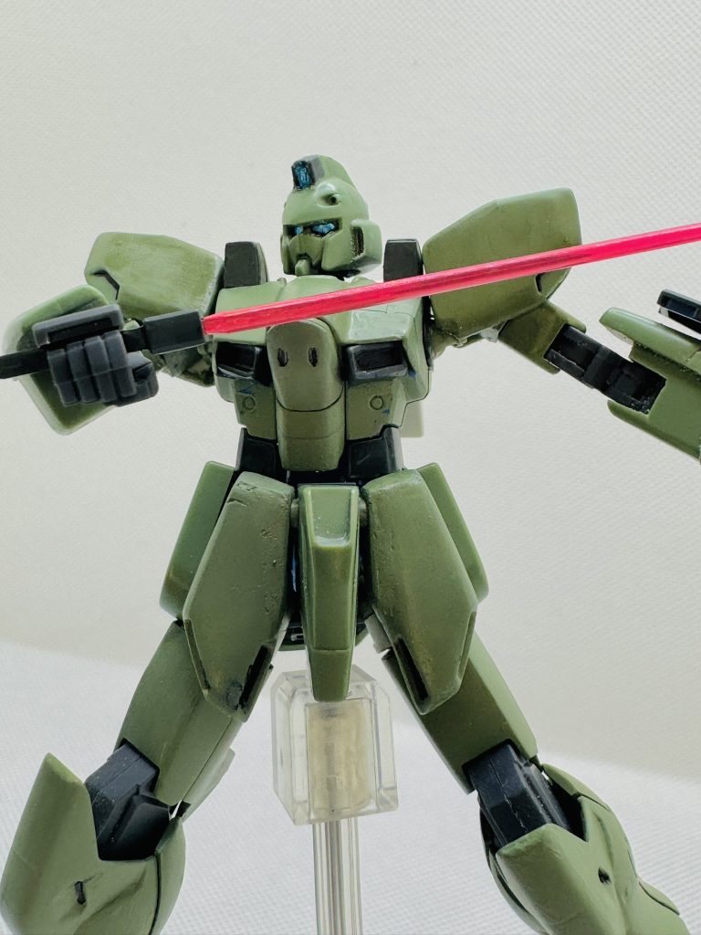 塗装ですが、ガンマカの『ザクライトグリーン』がなんとジャストフィット!w一部ムラが出ちゃってますが、じかに塗ってもあまりアラが目立たなかったので、ほぼペンのまま塗装。隠ぺい力は凄い!足などの広い面はやっぱりムラが気になったので、最終的にガンマカエアブラシシステムで仕上げました。