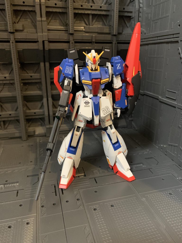 正面から。本キット肩関節が複雑な構造をしているため、可動は優秀ですが、結構壊れやすそうな構造でした。ただ、自立は安定しています😊