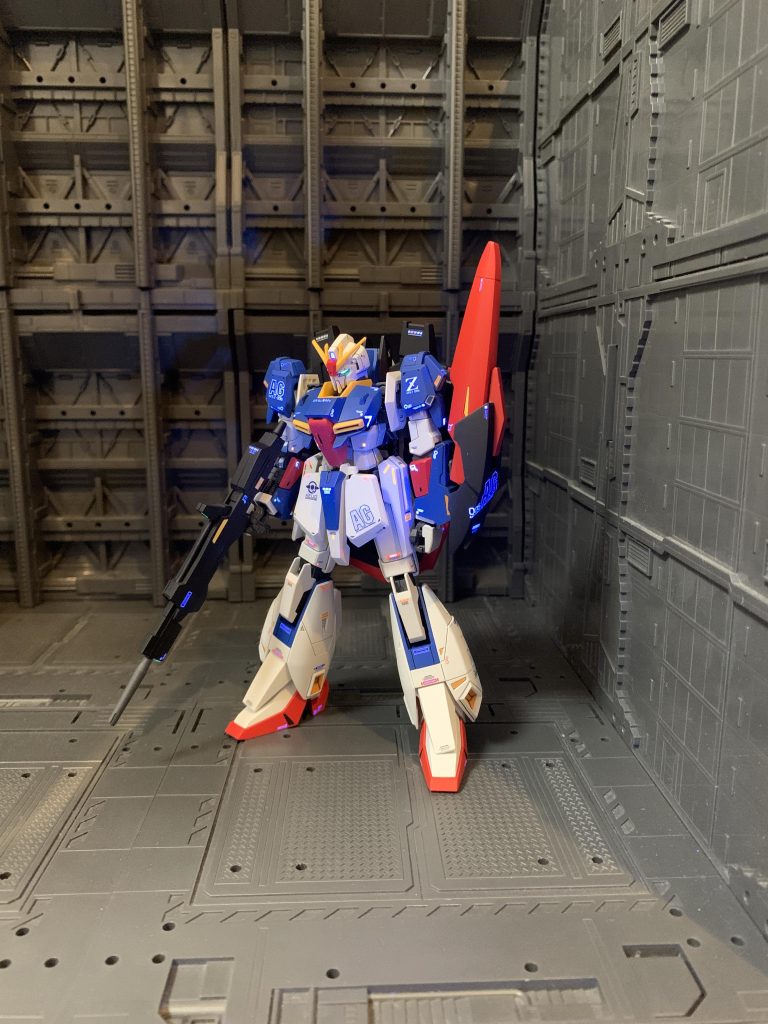 ブラックライト点灯。ツインアイをはじめ各種センサー類は蛍光カラーで塗装しているので光ります💡