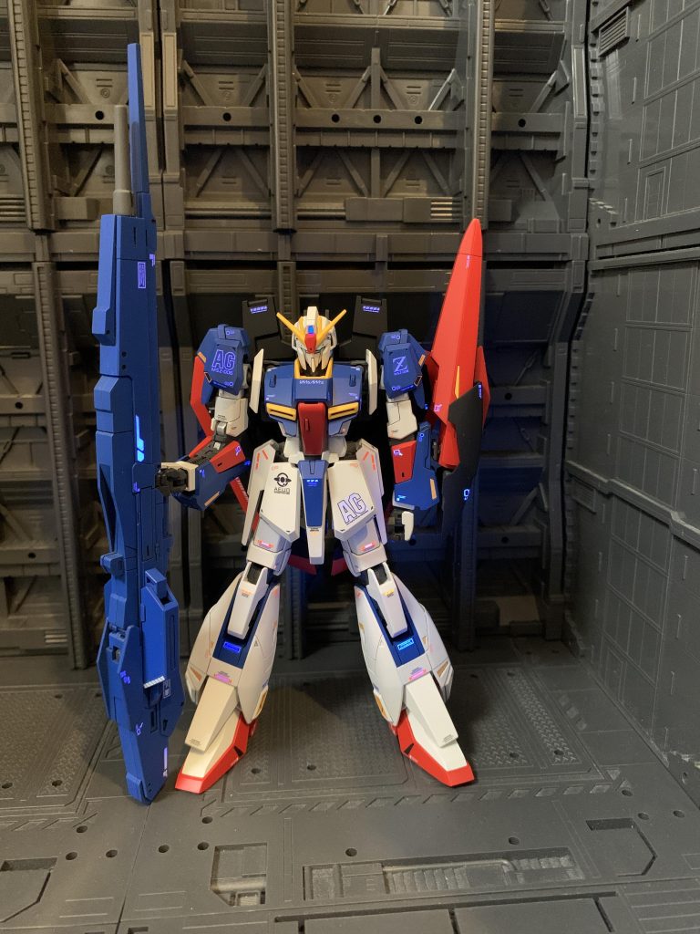 ハイパーメガランチャーと。一応手でも持てるのですが、あまり安定しなかったので立てて持たせていますが、これはこれでかっこいいかもw一部関節はシルバーで塗り分けています。