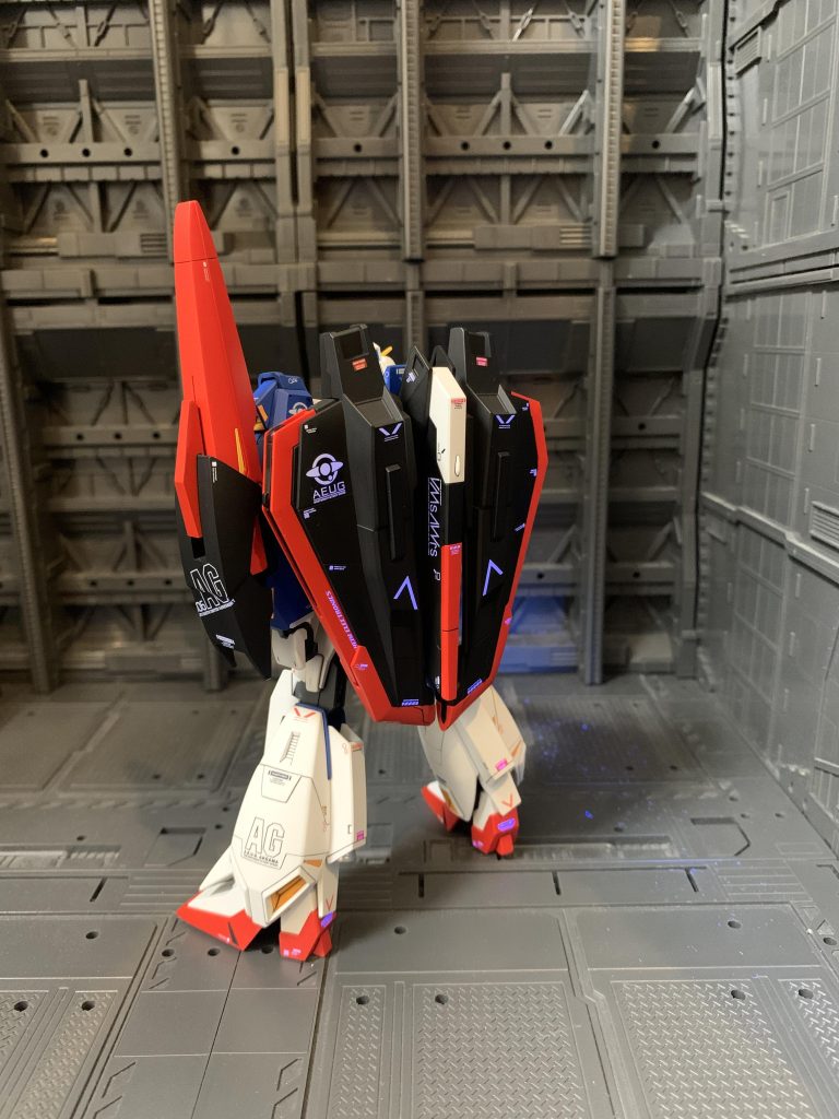 背後から。バックパックは左右の稼働しかないので、もう少し柔軟に動かせれたらよかったかもです。結構干渉してポージングしづらかったです。翼は一部塗り分けしています。