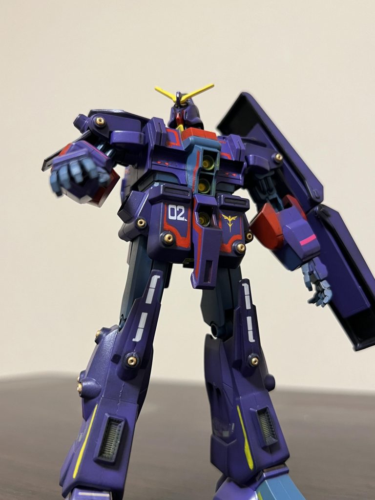 合わせ目はデカール貼ってごまかしつつ。